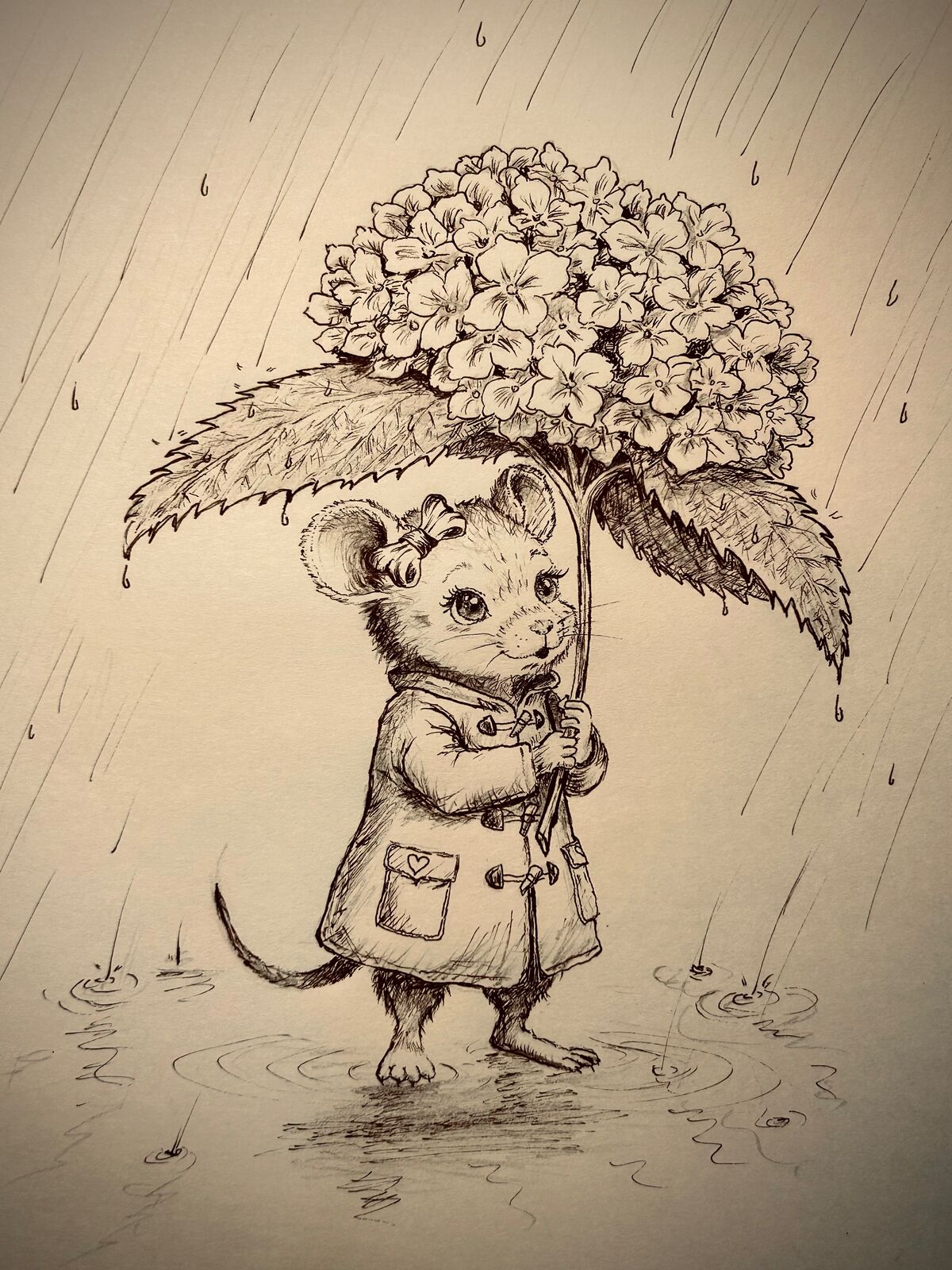 雨の中、アジサイの花と葉っぱを傘にして立つ、子ネズミのペン画。耳にリボン、ハートのポケットがついたダッフルコート。足もとに水たまり。鉛筆とペンで描いたモノクロの絵本風イラスト。